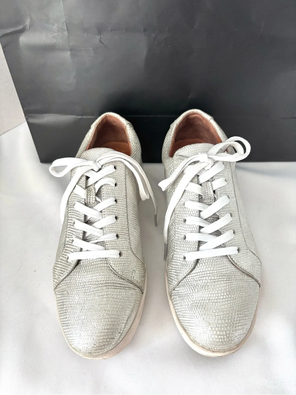 GENTLE SOUL  by Kenneth Cole  platform with silver lace up leather sneakers SZ 7 - Picture 2 of 10